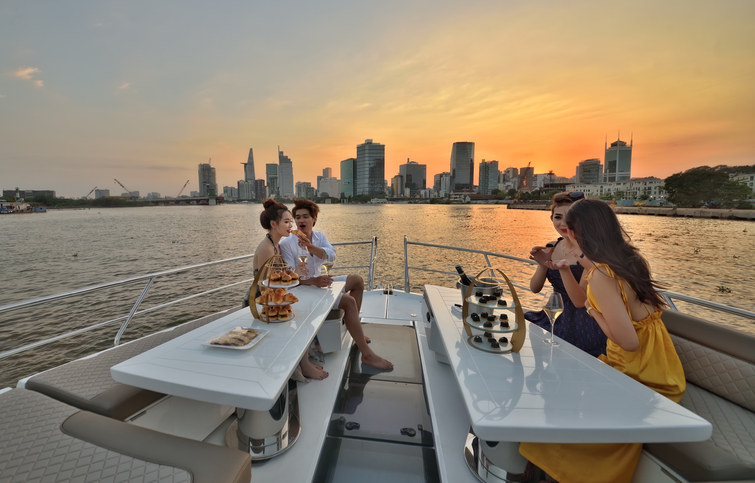 Tour ngắm hoàng hôn trên sông Sài Gòn bằng du thuyền 5 sao